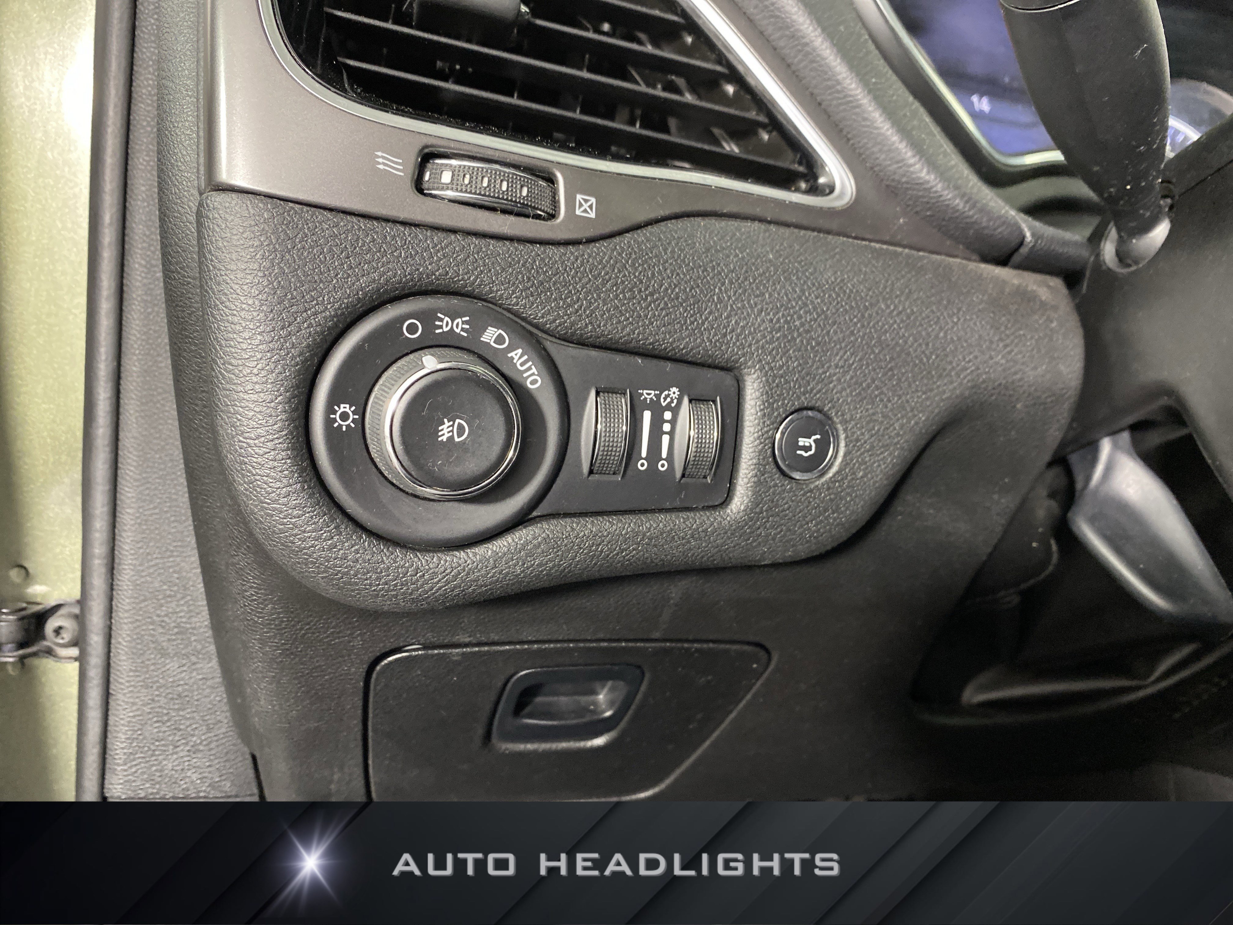 Used 2019 Jeep Cherokee Limited w/ Luxury Group AWD/4WD image 27