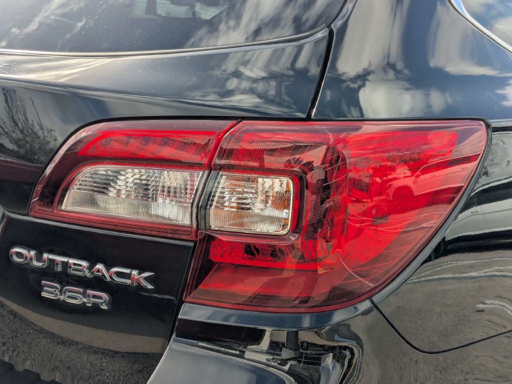 Used 2019 Subaru Outback 3.6R Touring AWD/4WD image 14