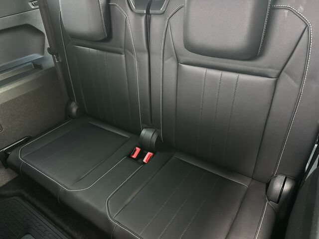 Used 2023 Volkswagen Tiguan SE R-Line FWD image 18