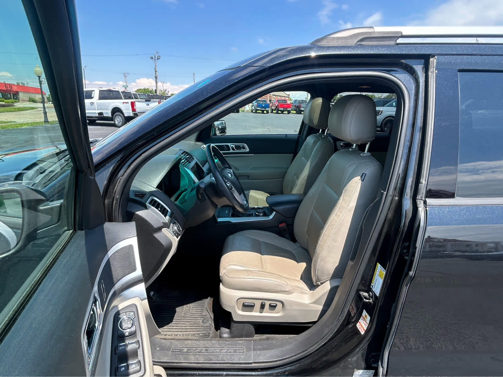 Used 2015 Ford Explorer XLT w/ Equipment Group 202A AWD/4WD image 18