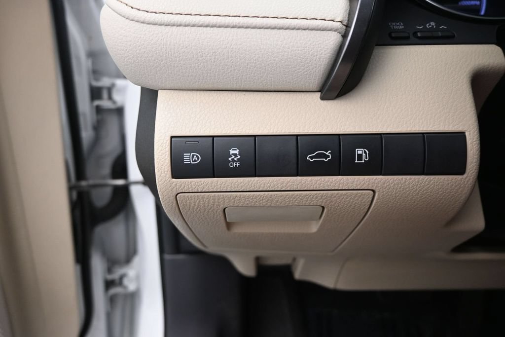 Used 2018 Toyota Camry XLE FWD image 32