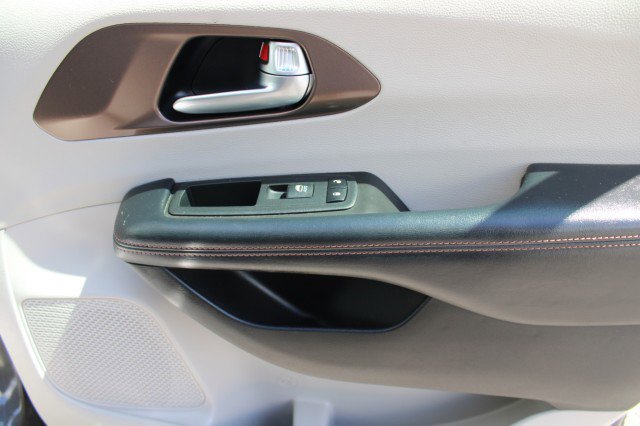 Used 2019 Chrysler Pacifica Touring-L FWD image 17