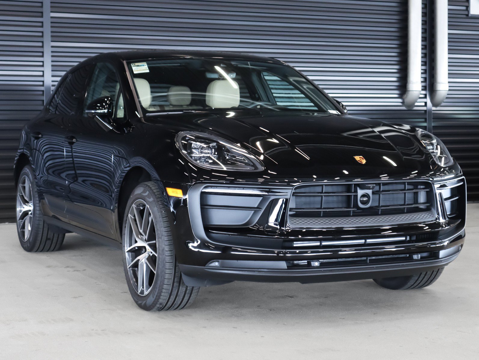 Certified 2025 Porsche Macan image 7