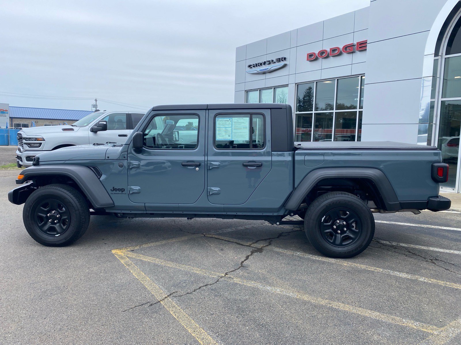 Used 2025 Jeep Gladiator Sport AWD/4WD image 2