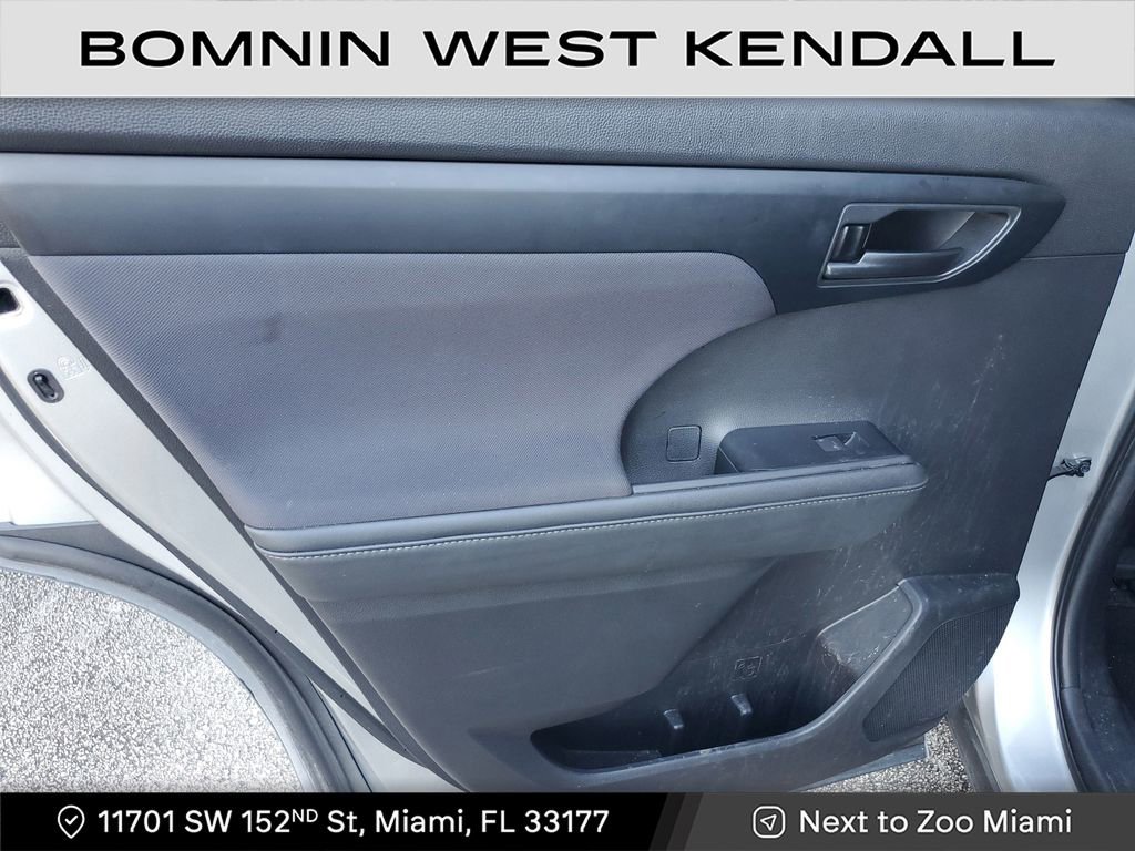 Used 2020 Toyota Highlander L image 18
