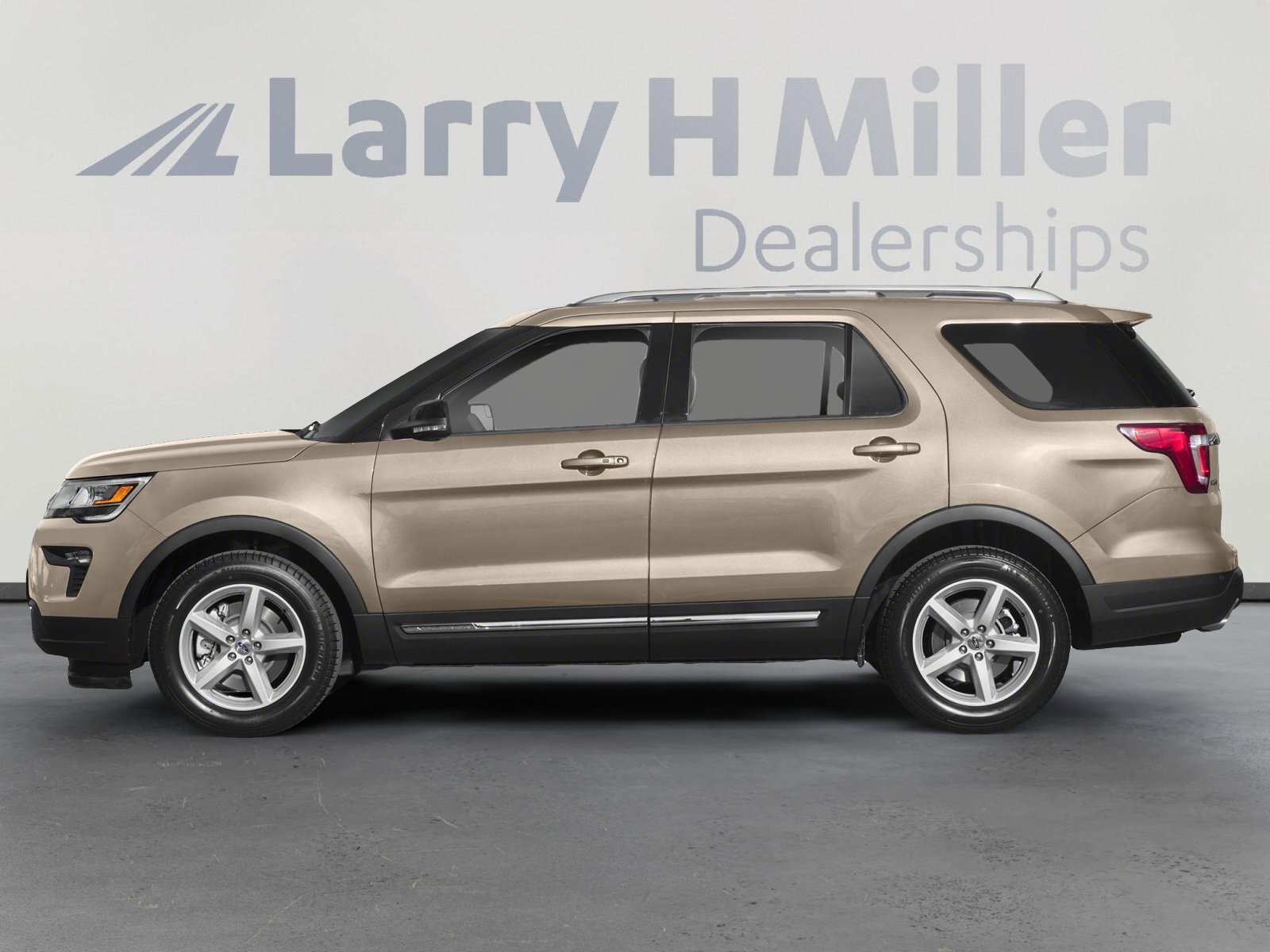 Used 2018 Ford Explorer XLT w/ Equipment Group 202A image 3