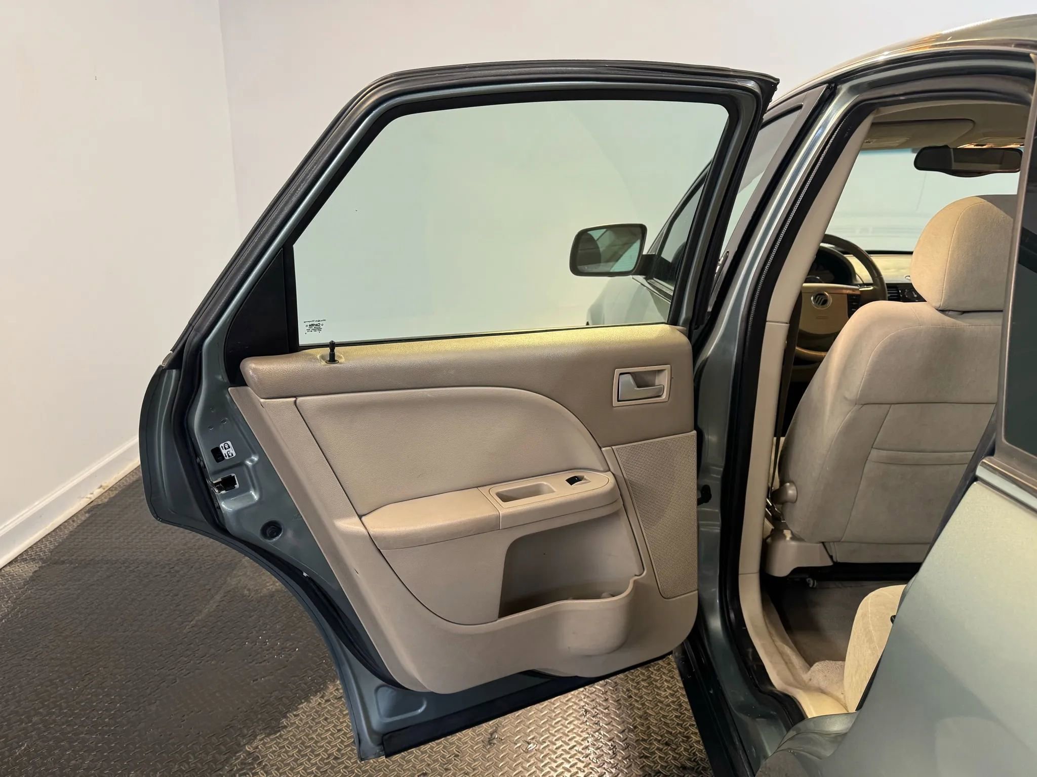 Used 2005 Mercury Montego Luxury image 23