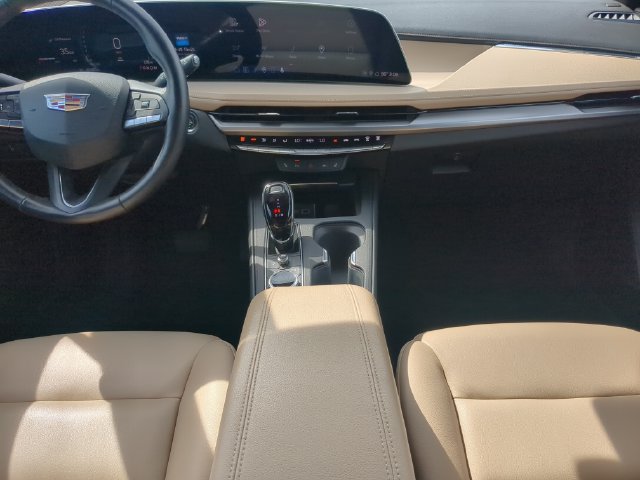 Used 2024 Cadillac XT4 Luxury w/ Cold Weather Package FWD image 18