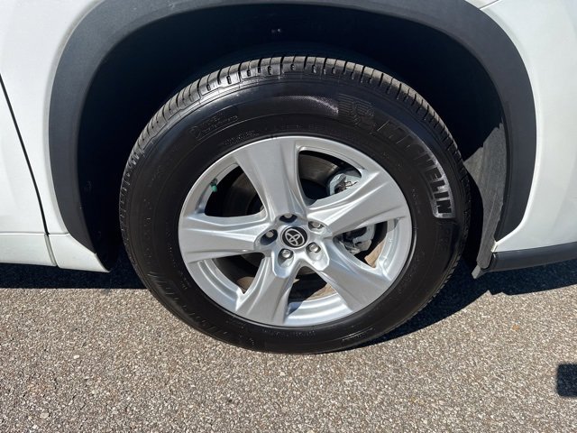 Used 2024 Toyota Highlander LE image 34