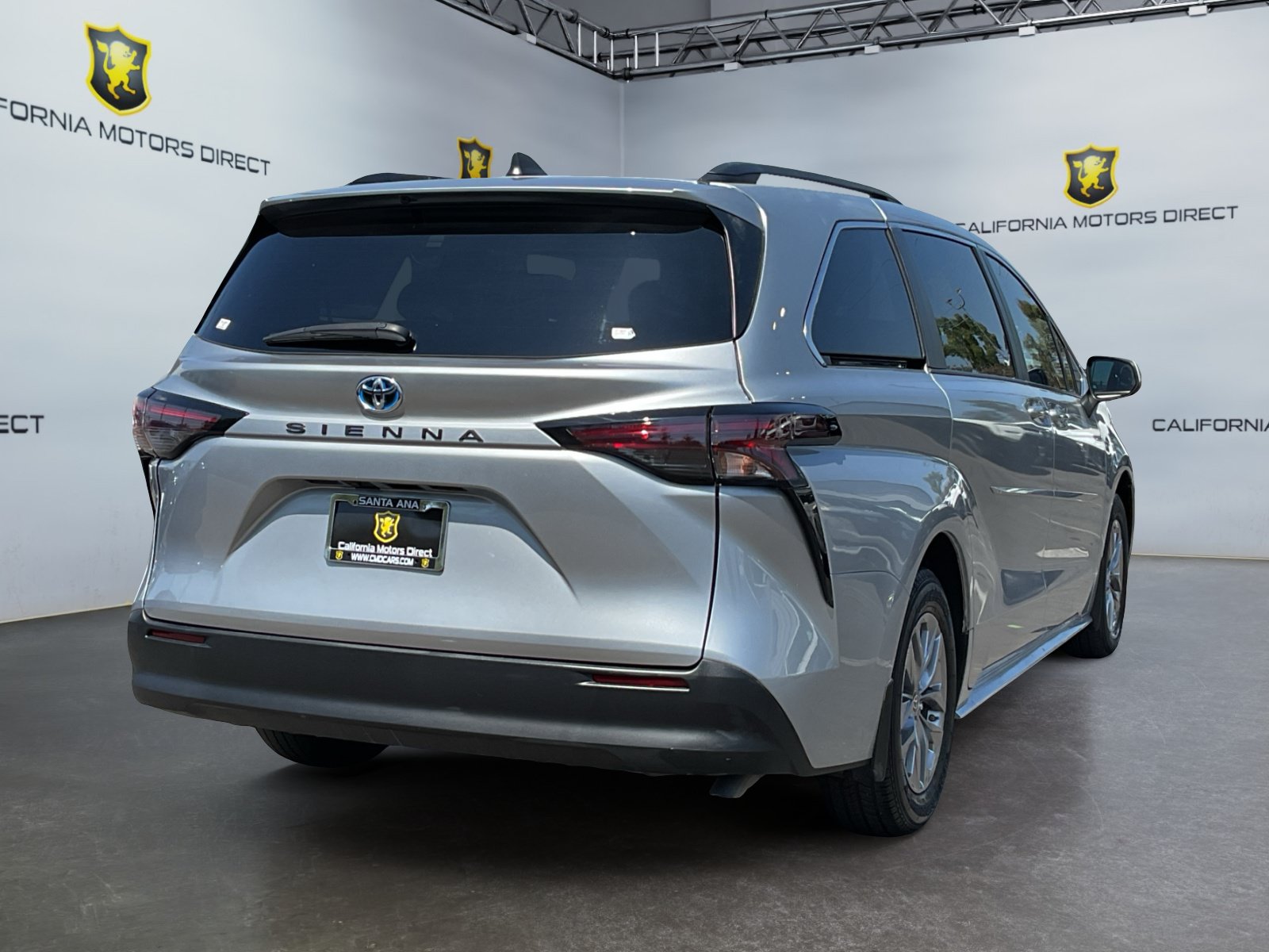 Used 2023 Toyota Sienna LE w/ LE Plus Package FWD image 5