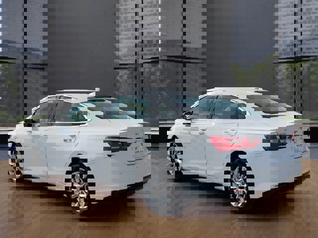 Used 2025 Chevrolet Malibu LT image 3