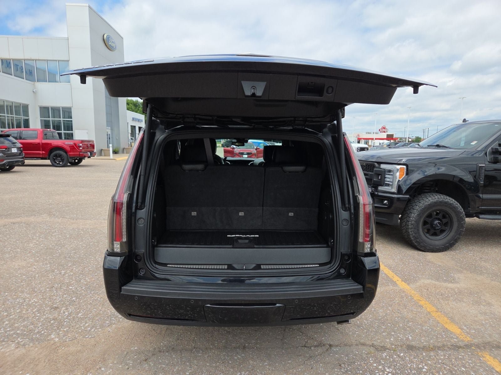 Used 2017 Cadillac Escalade Platinum AWD/4WD image 10