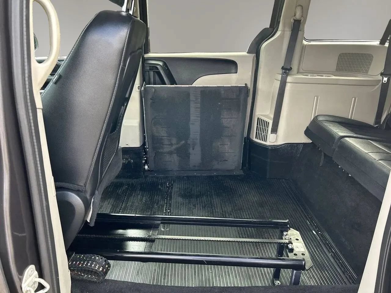 Used 2018 Dodge Grand Caravan SXT FWD image 22
