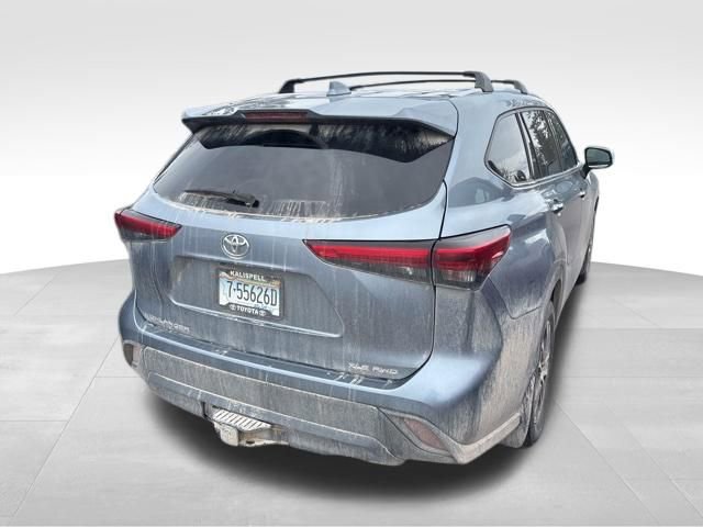 Used 2020 Toyota Highlander XLE AWD/4WD image 12