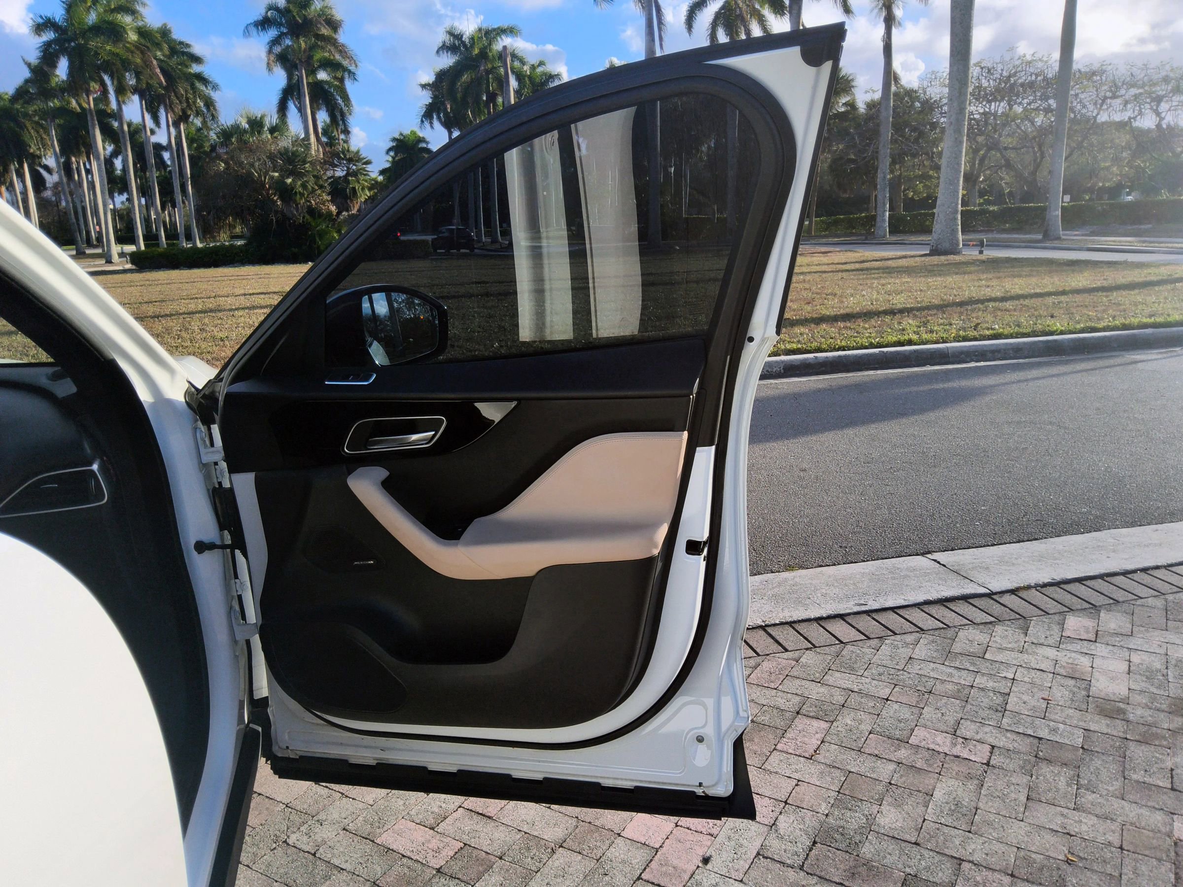 Used 2019 Jaguar F-PACE Premium image 32