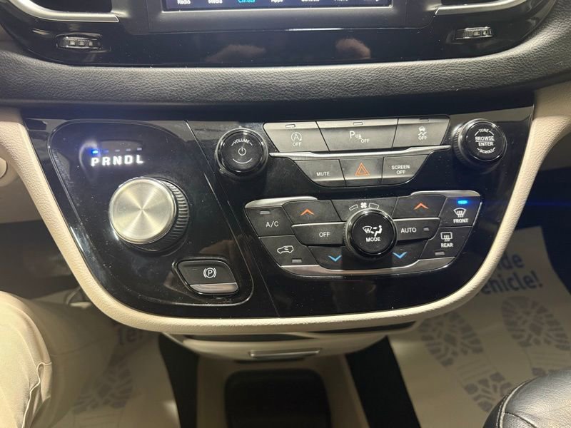 Used 2018 Chrysler Pacifica Touring-L image 28