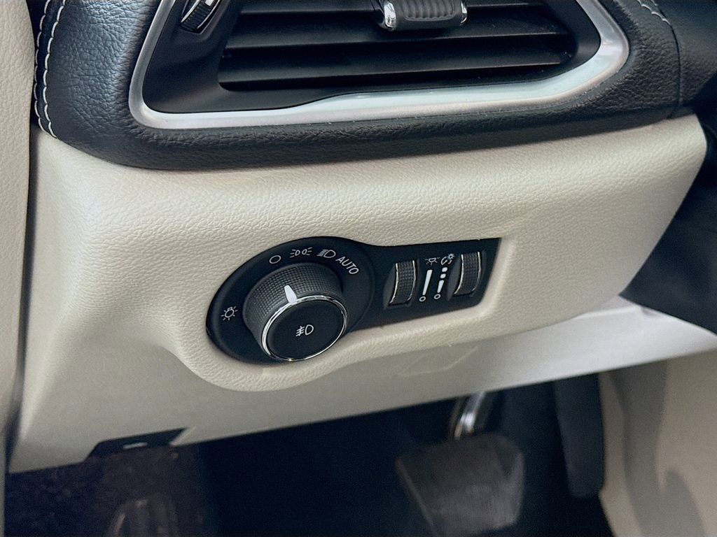 Used 2022 Chrysler Pacifica Limited FWD image 22