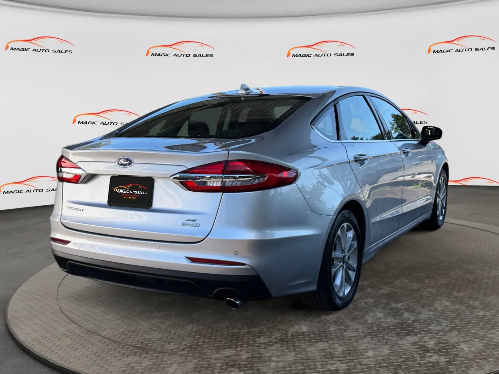 Used 2019 Ford Fusion SE FWD image 10