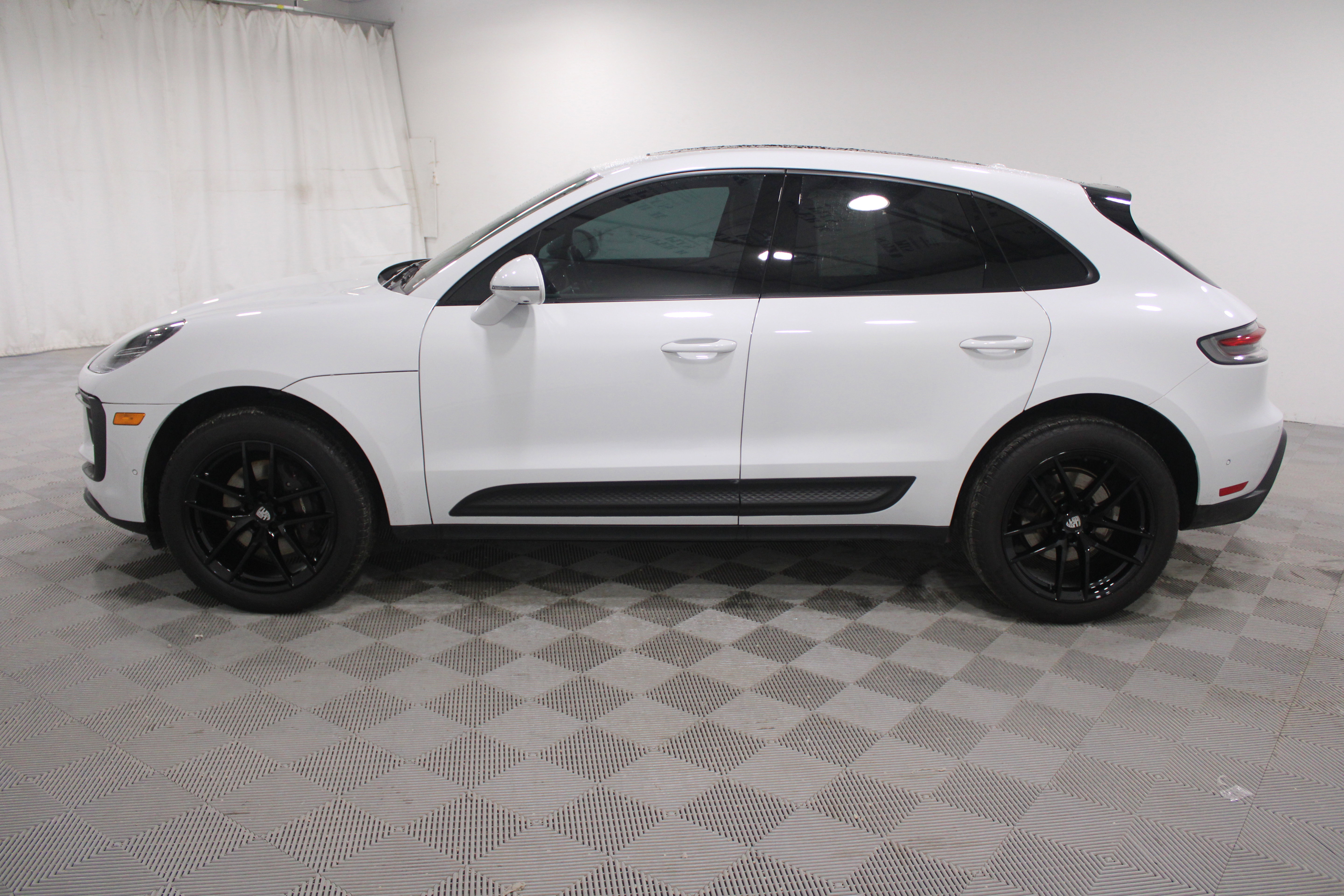 Used 2024 Porsche Macan Turbo image 30