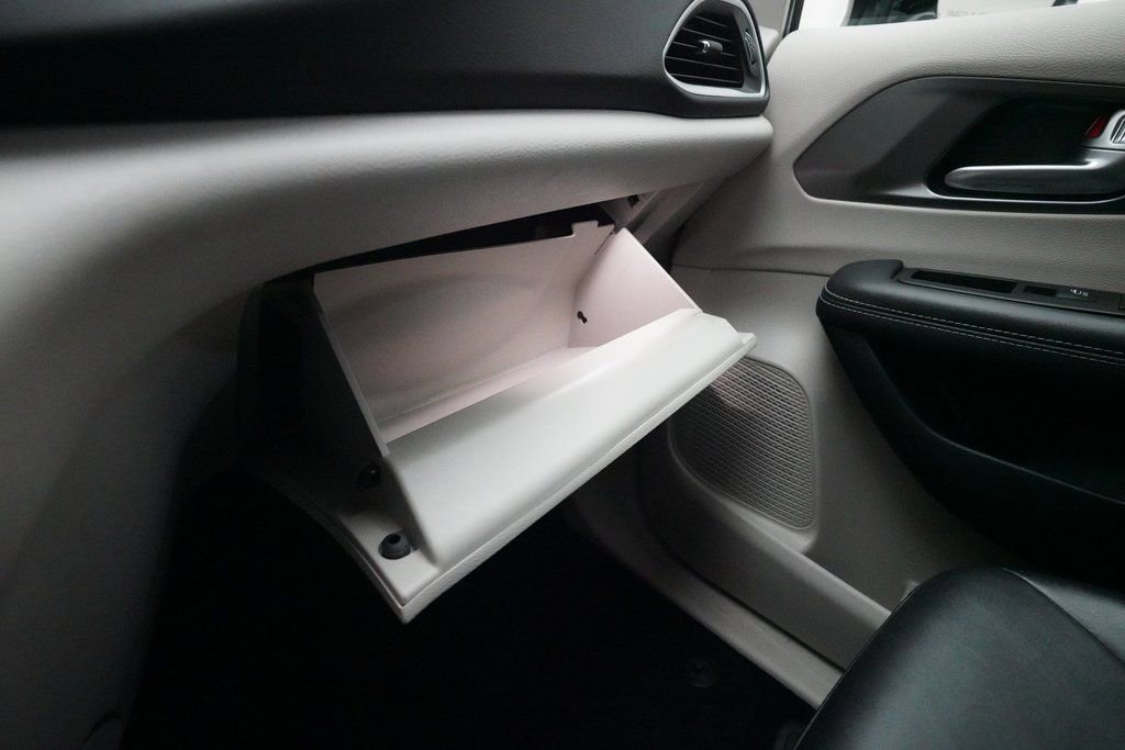 Used 2024 Chrysler Pacifica Touring-L image 30