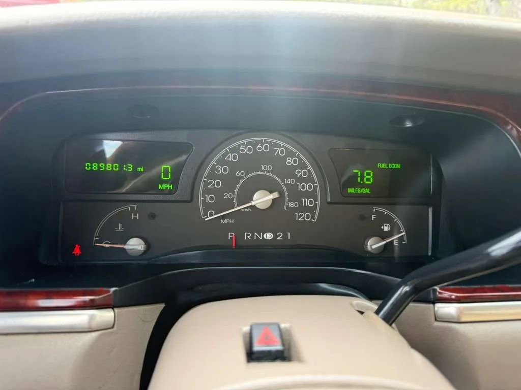 Used 2003 Lincoln Town Car Executive RWD image 13