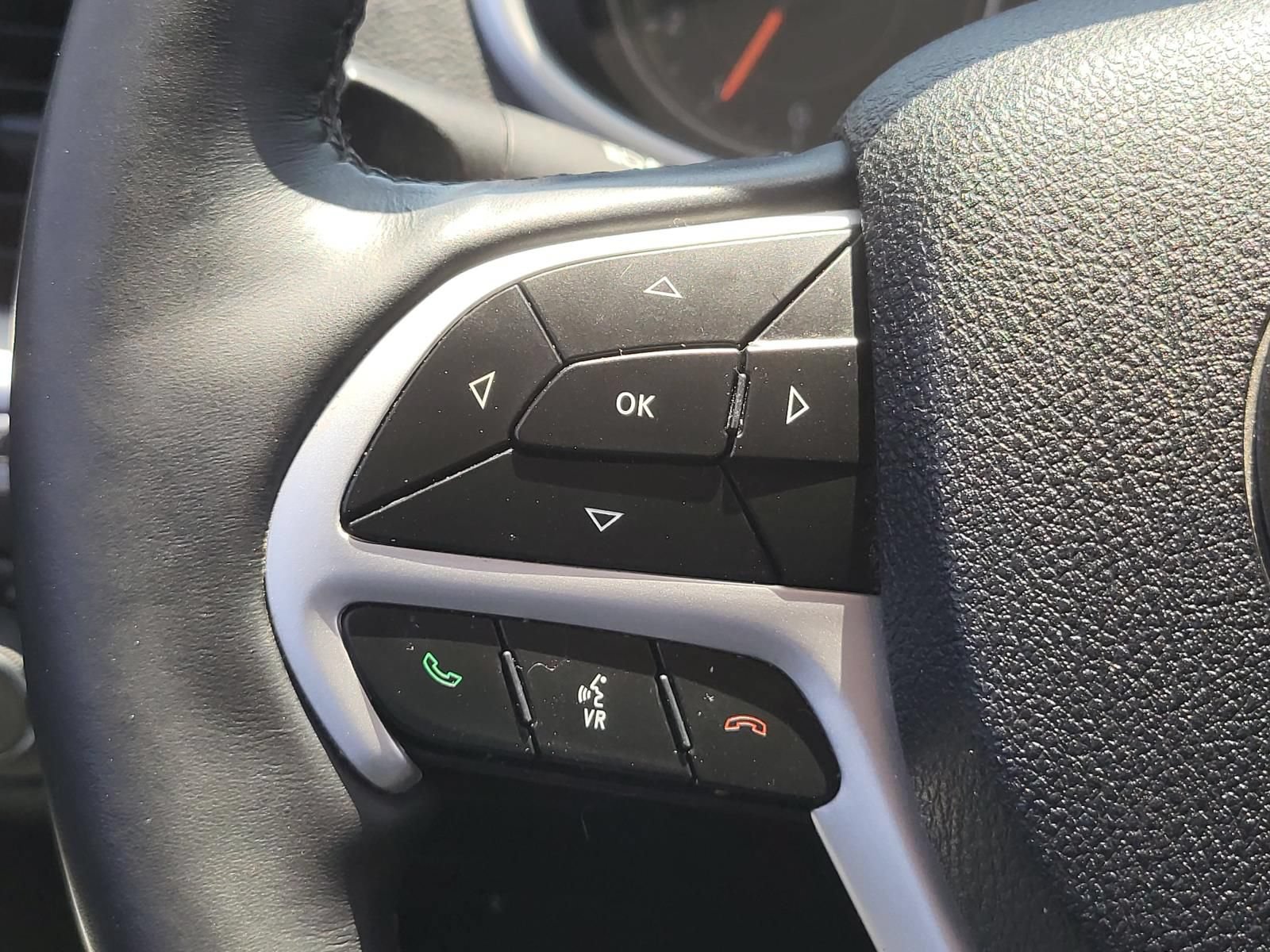 Used 2018 Jeep Cherokee Latitude Plus w/ Cold Weather Group FWD image 27
