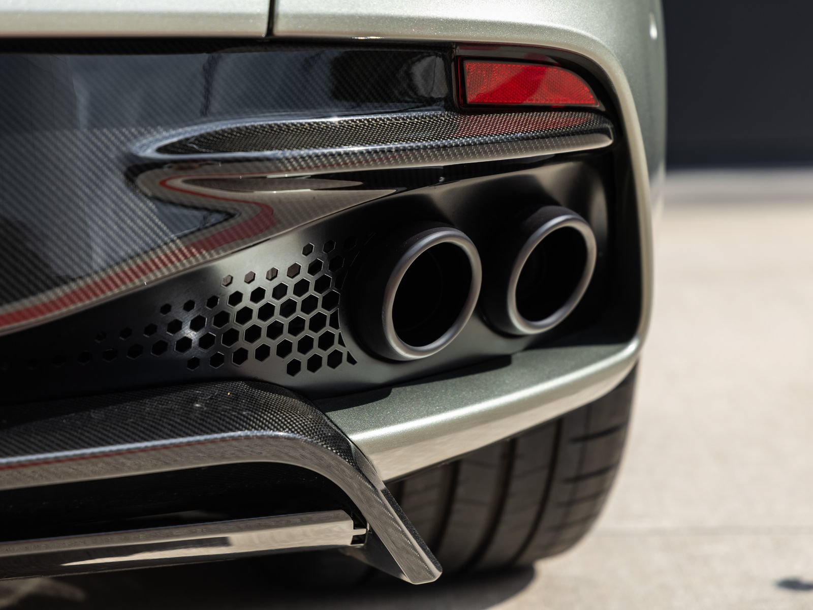 Used 2023 Aston Martin DBS Superleggera Volante RWD image 15