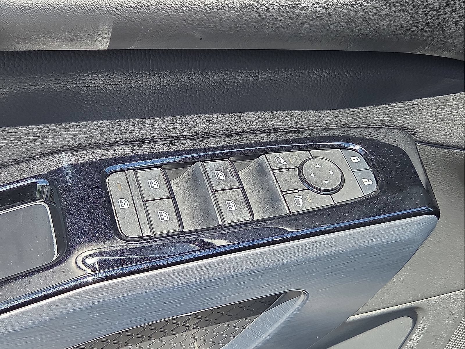 Used 2025 Nissan Pathfinder SL AWD/4WD image 15