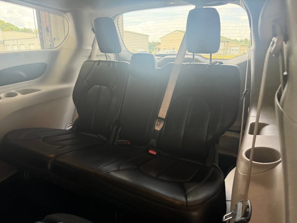 Used 2023 Chrysler Pacifica Touring-L FWD image 21