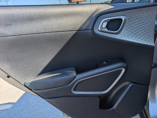 Used 2025 Kia Soul LX w/ LX Technology Package FWD image 30