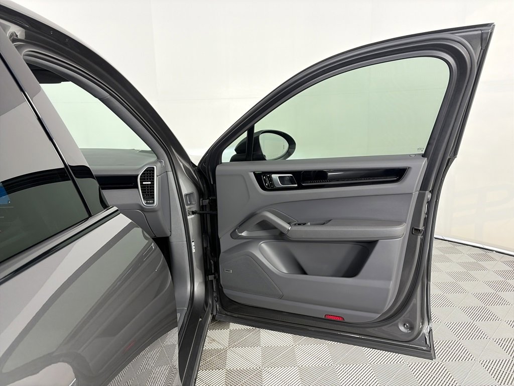 Used 2020 Porsche Cayenne image 28