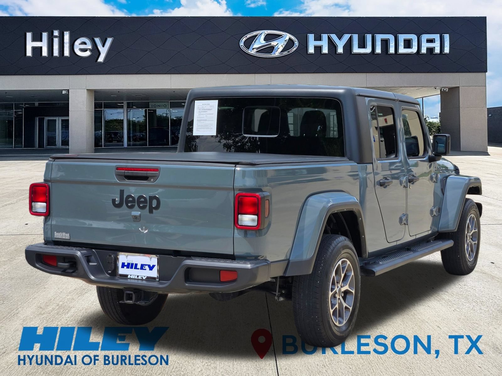 Used 2024 Jeep Gladiator Sport AWD/4WD image 4