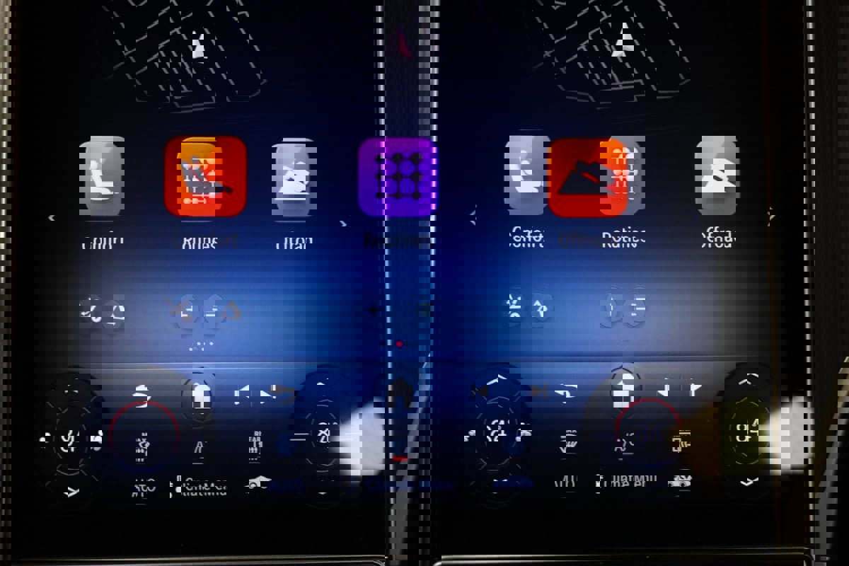 Used 2025 Mercedes-Benz GLC 300 4MATIC Coupe image 54