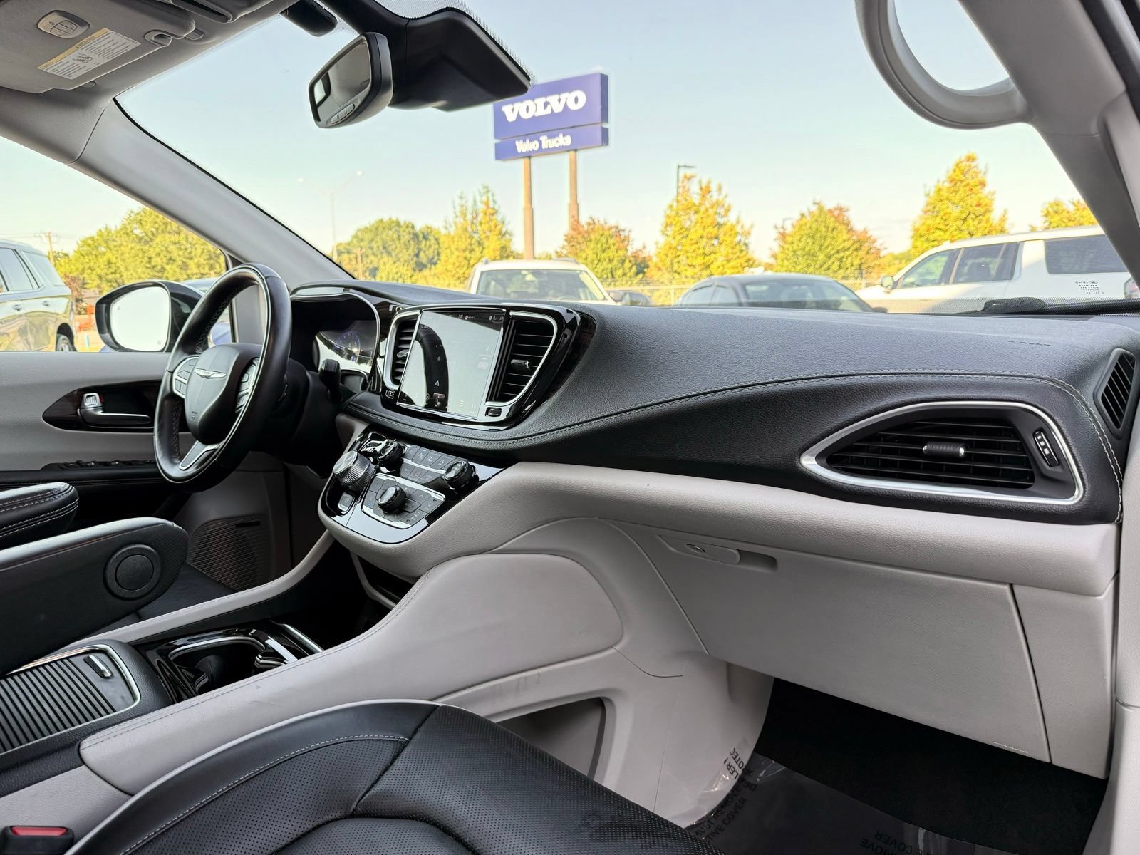 Used 2022 Chrysler Pacifica Limited FWD image 31