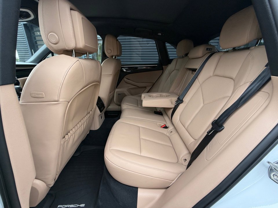 Certified 2025 Porsche Macan image 20
