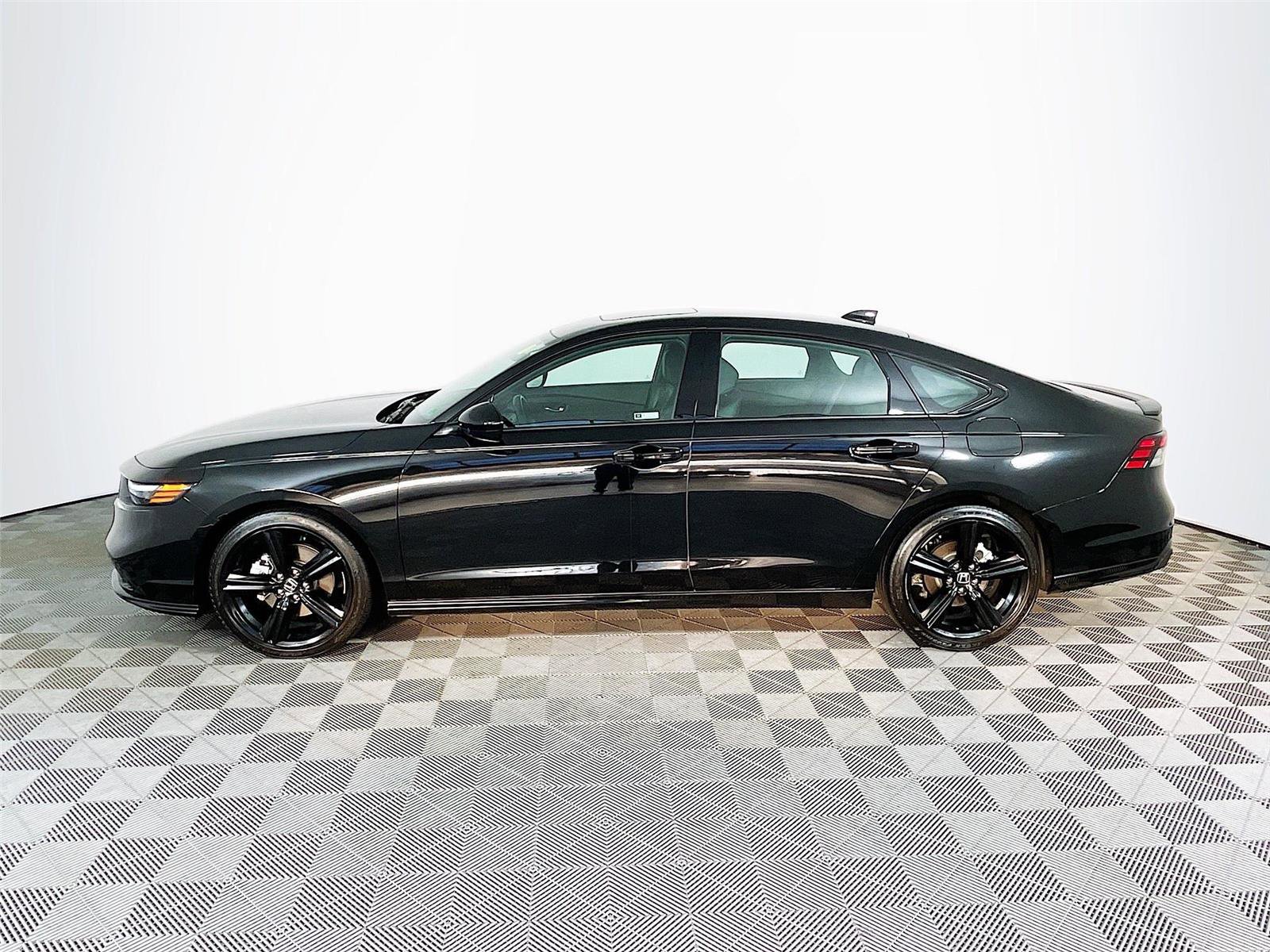 Used 2025 Honda Accord Sport image 4
