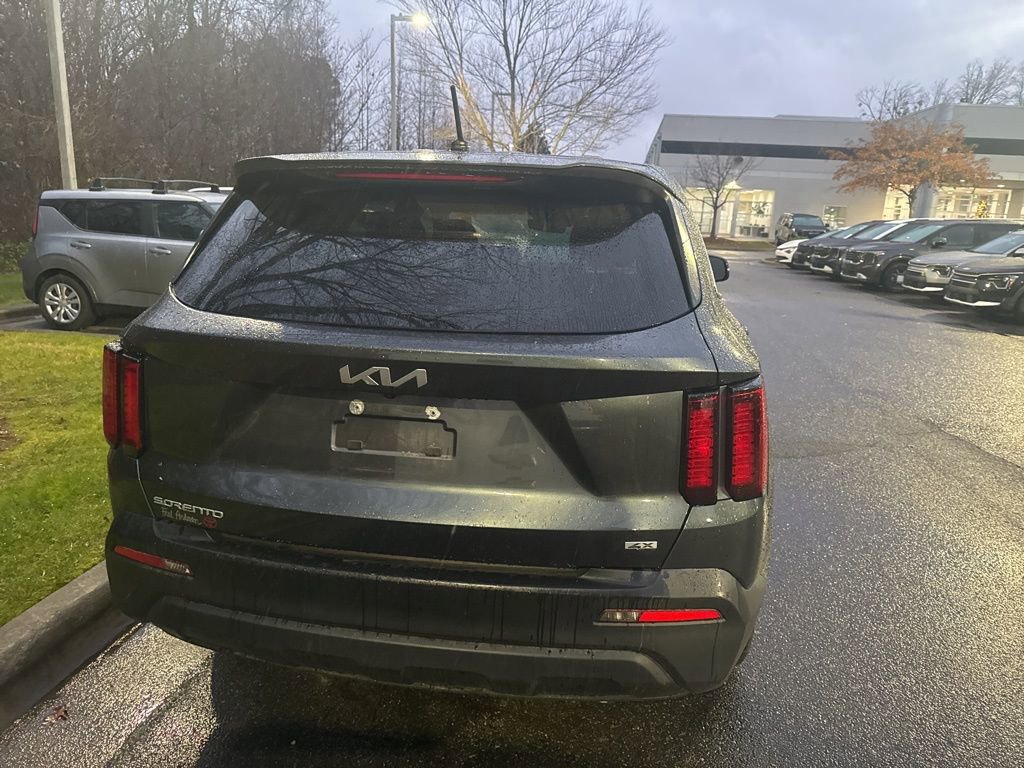 Used 2023 Kia Sorento LX image 5