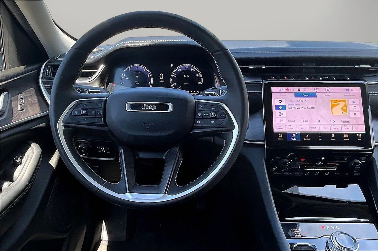 Used 2023 Jeep Grand Cherokee Limited w/ Black Appearance Package image 12