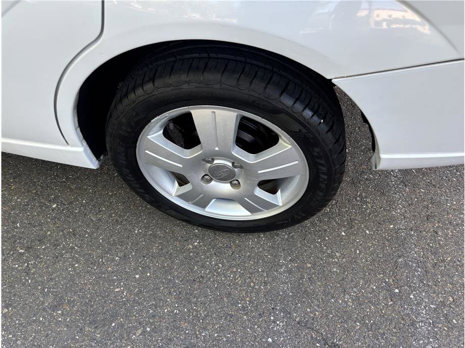 Used 2005 Ford Focus SES FWD image 9