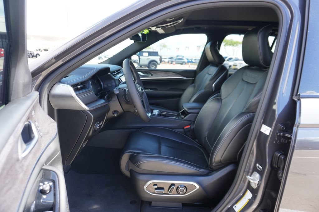 Used 2023 Jeep Grand Cherokee Overland w/ Luxury Tech Group IV AWD/4WD image 7