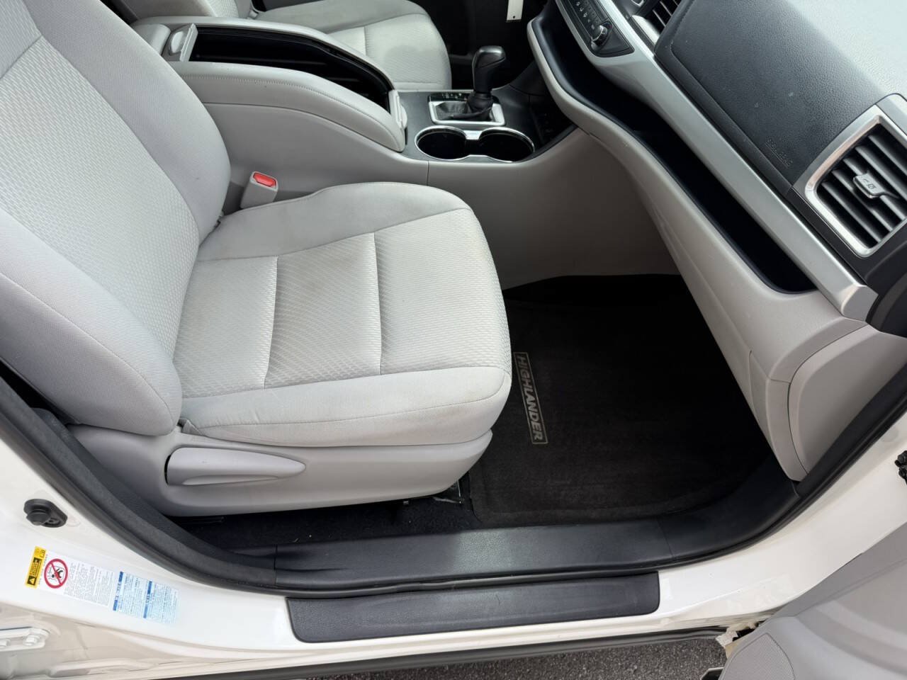 Used 2015 Toyota Highlander LE AWD/4WD image 24
