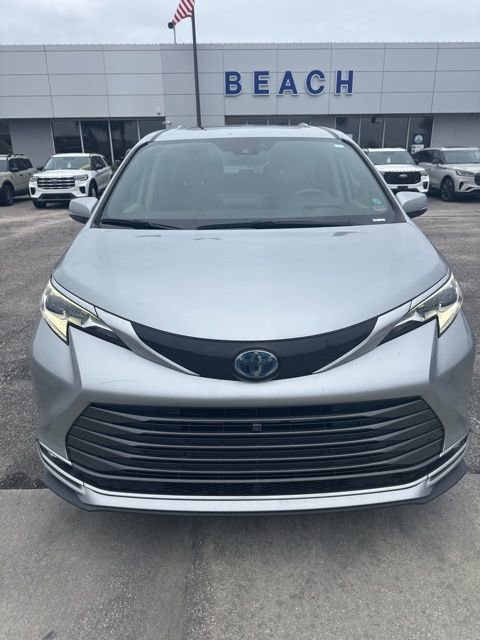 Used 2021 Toyota Sienna Platinum image 2