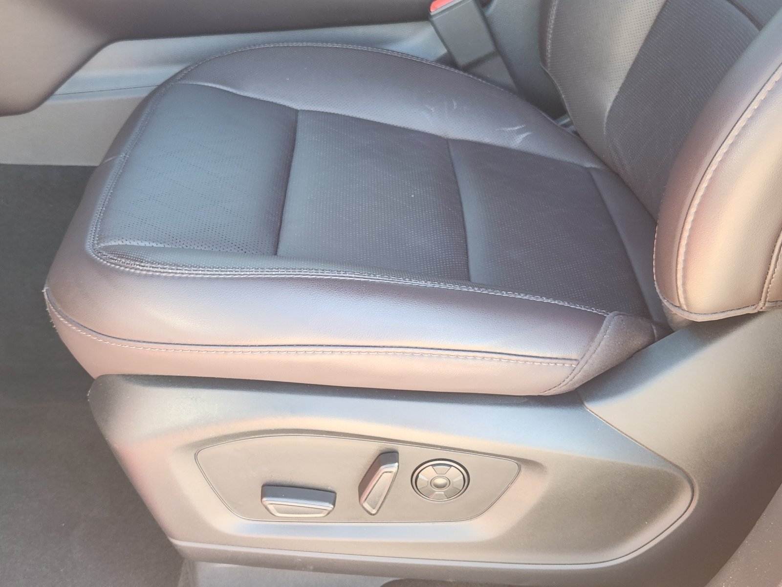 Used 2026 Ford Explorer Platinum RWD image 28