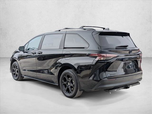 Used 2025 Toyota Sienna XLE Woodland Edition image 8