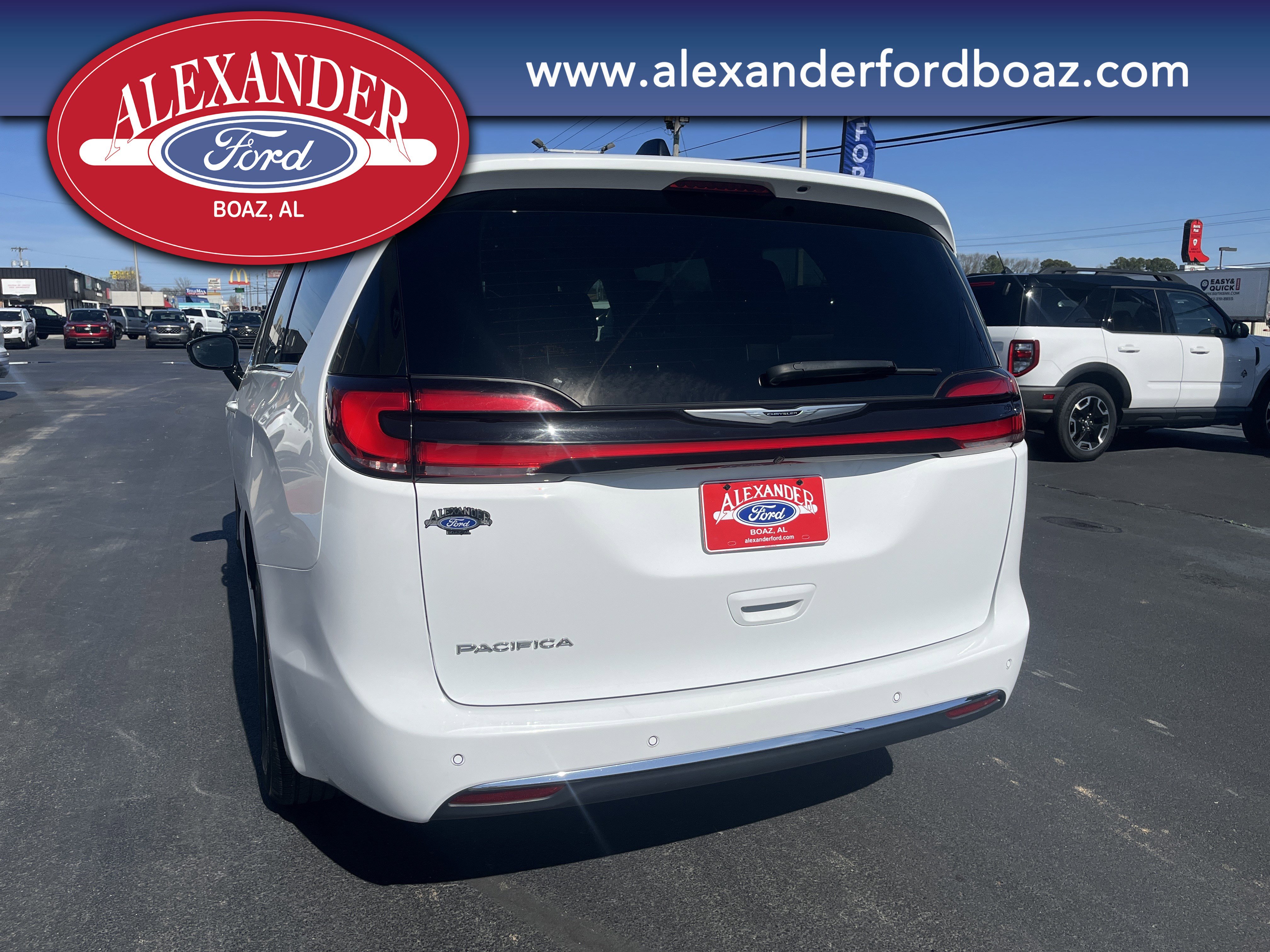 Used 2024 Chrysler Pacifica Touring-L image 6