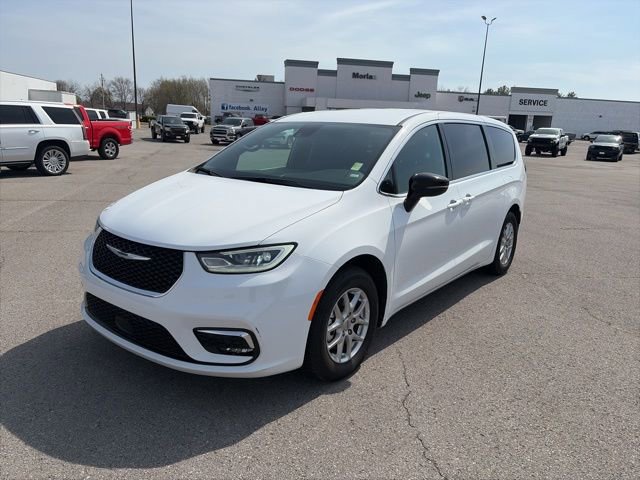 Used 2025 Chrysler Pacifica Select image 2