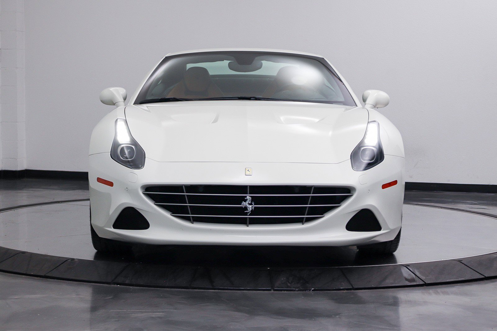 Used 2017 Ferrari California T RWD image 9