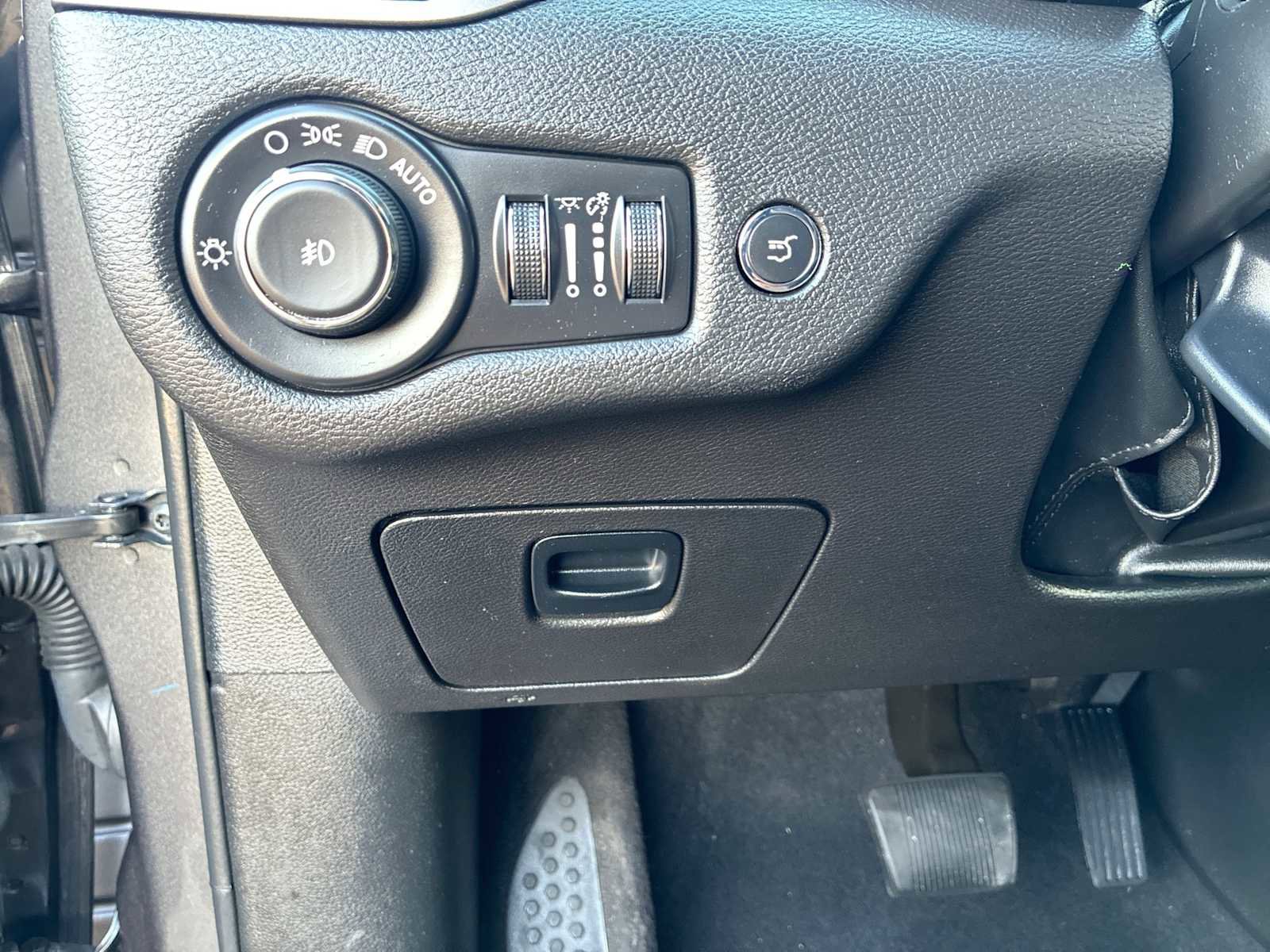 Used 2021 Jeep Cherokee Latitude Lux w/ Sun & Sound Group image 17