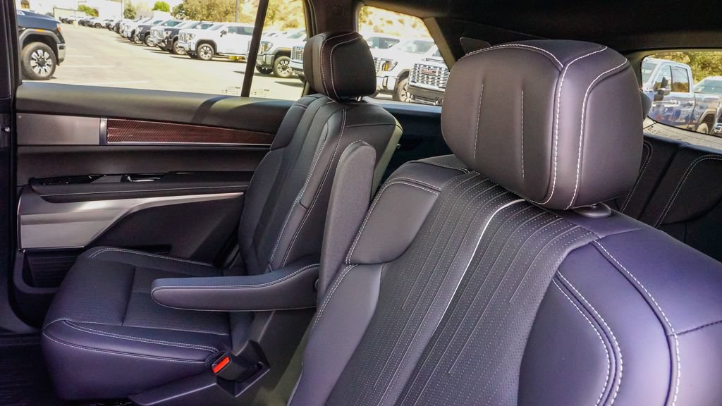 New 2027 Cadillac Vistiq Luxury w/ LPO, Floor Liner Package AWD/4WD image 9