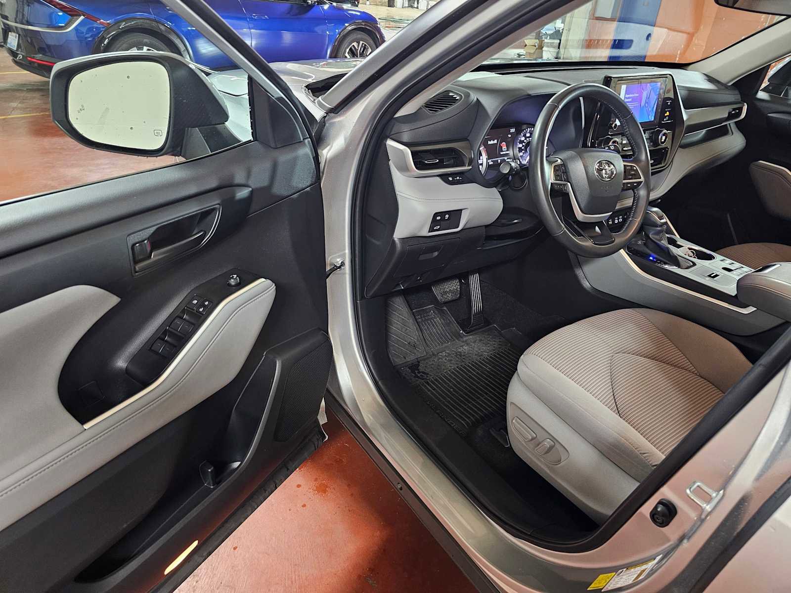 Used 2023 Toyota Highlander LE image 23